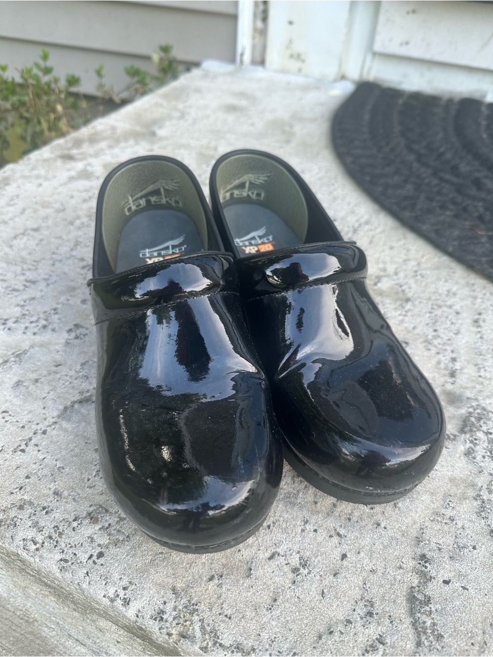 Dansko XP 2.0 Black Patent Leather Clogs Women’s Size 8.5-9 (EU 39)